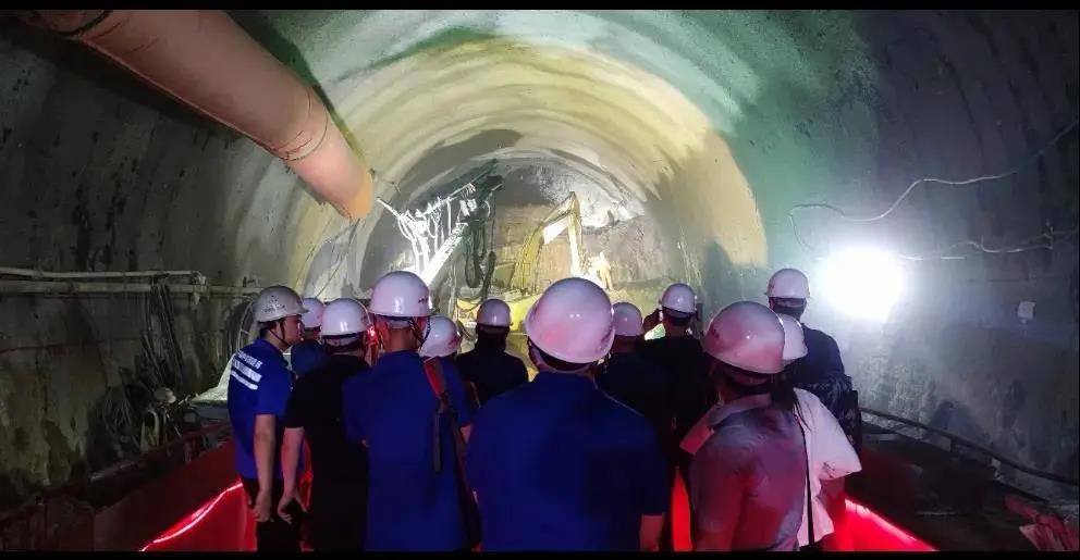 蘭州交通大學土木工程學院 前往現場實踐，感受計算機網絡工程施工精湛技術